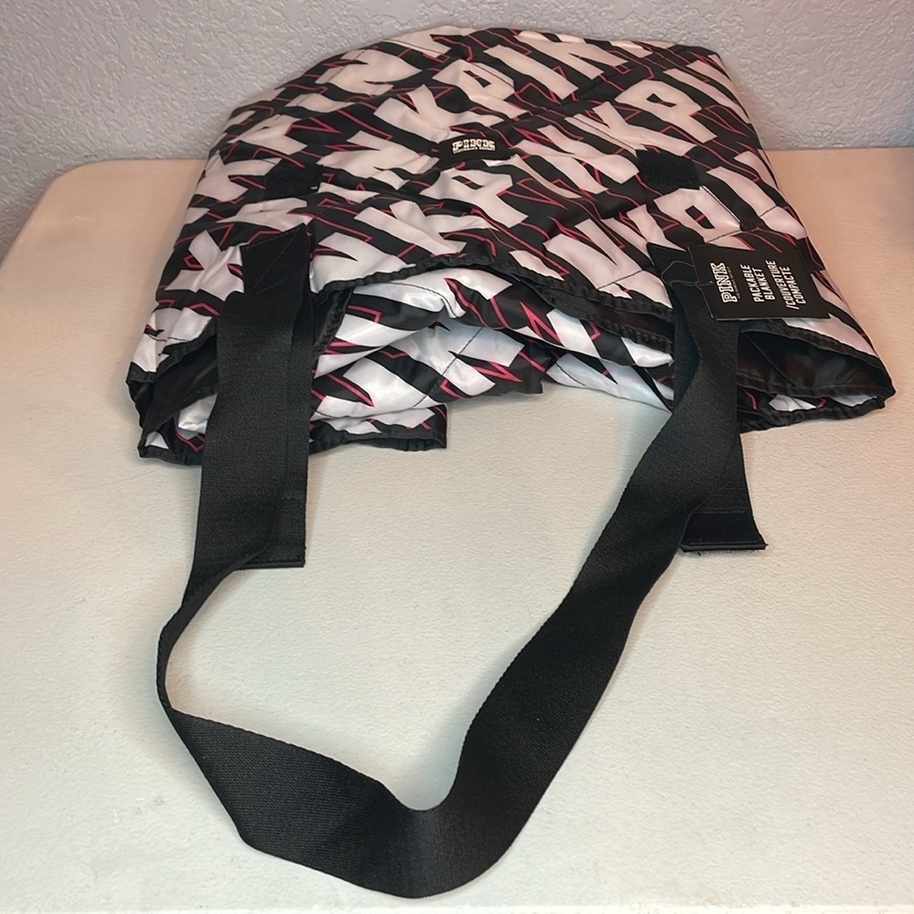Victoria Secret Blanket VS Pink Packable Blanket Travel Blanket 🆕️ VS Blanket - Picture 2 of 7